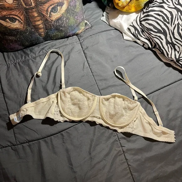 EUC. Olga Cream Floral Lace Convertible Bra - Picture 4 of 7